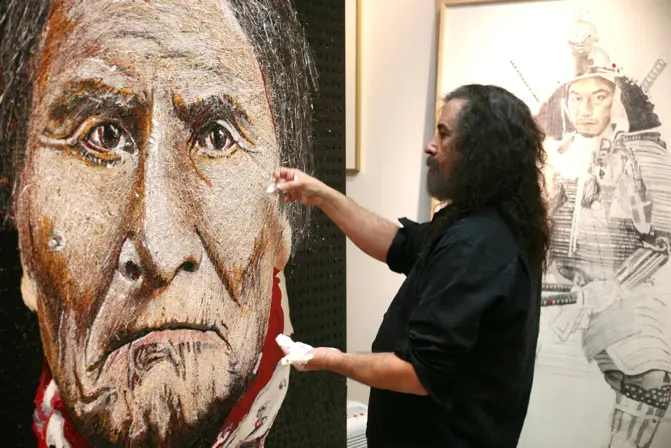 Tomas Lasansky demonstrating his splatter technique on linen